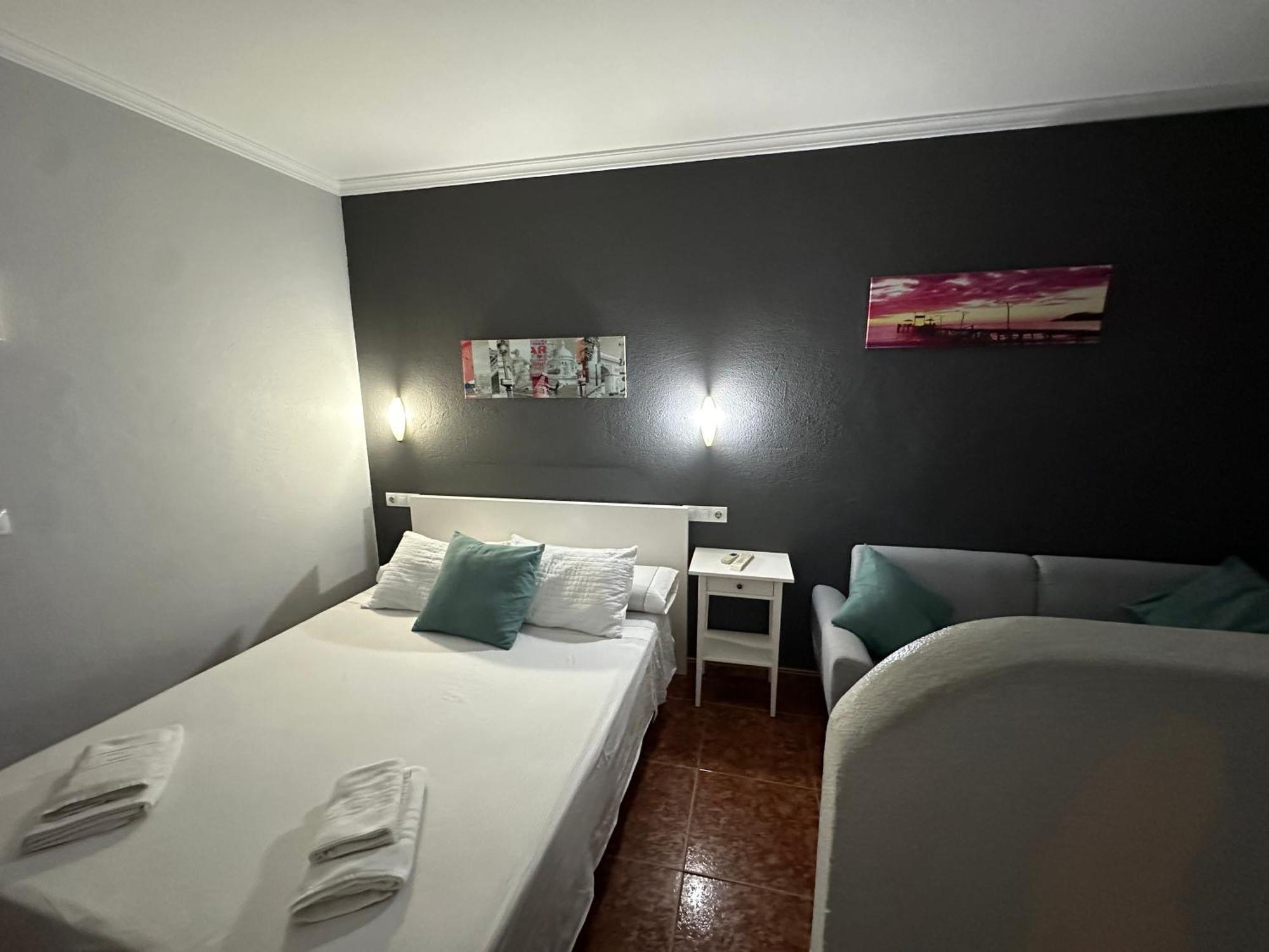 Готель Hostal Tarik Таріфа Екстер'єр фото